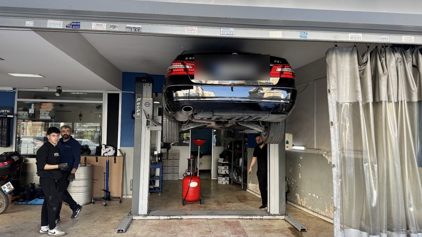 ATT Garaj atölyesinde lift üzerinde Mercedes-Benz E-Serisi