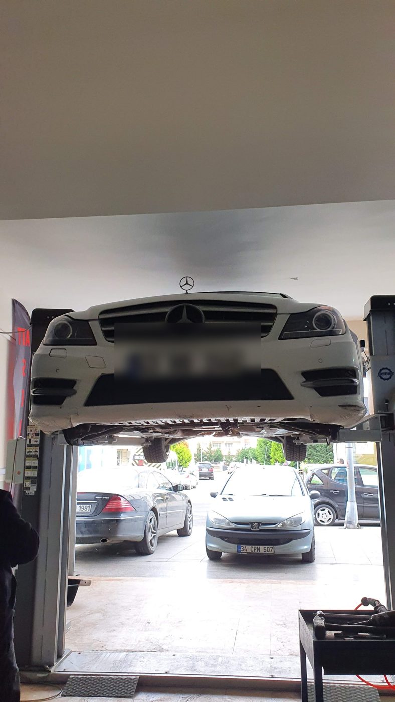 Lift üzerinde Mercedes-Benz C-Serisi alt takım bakımı