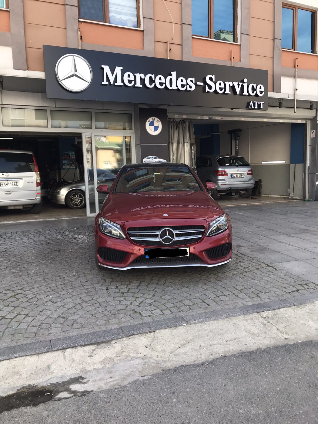 ATT Mercedes-Service önünde kırmızı Mercedes-Benz C-Serisi