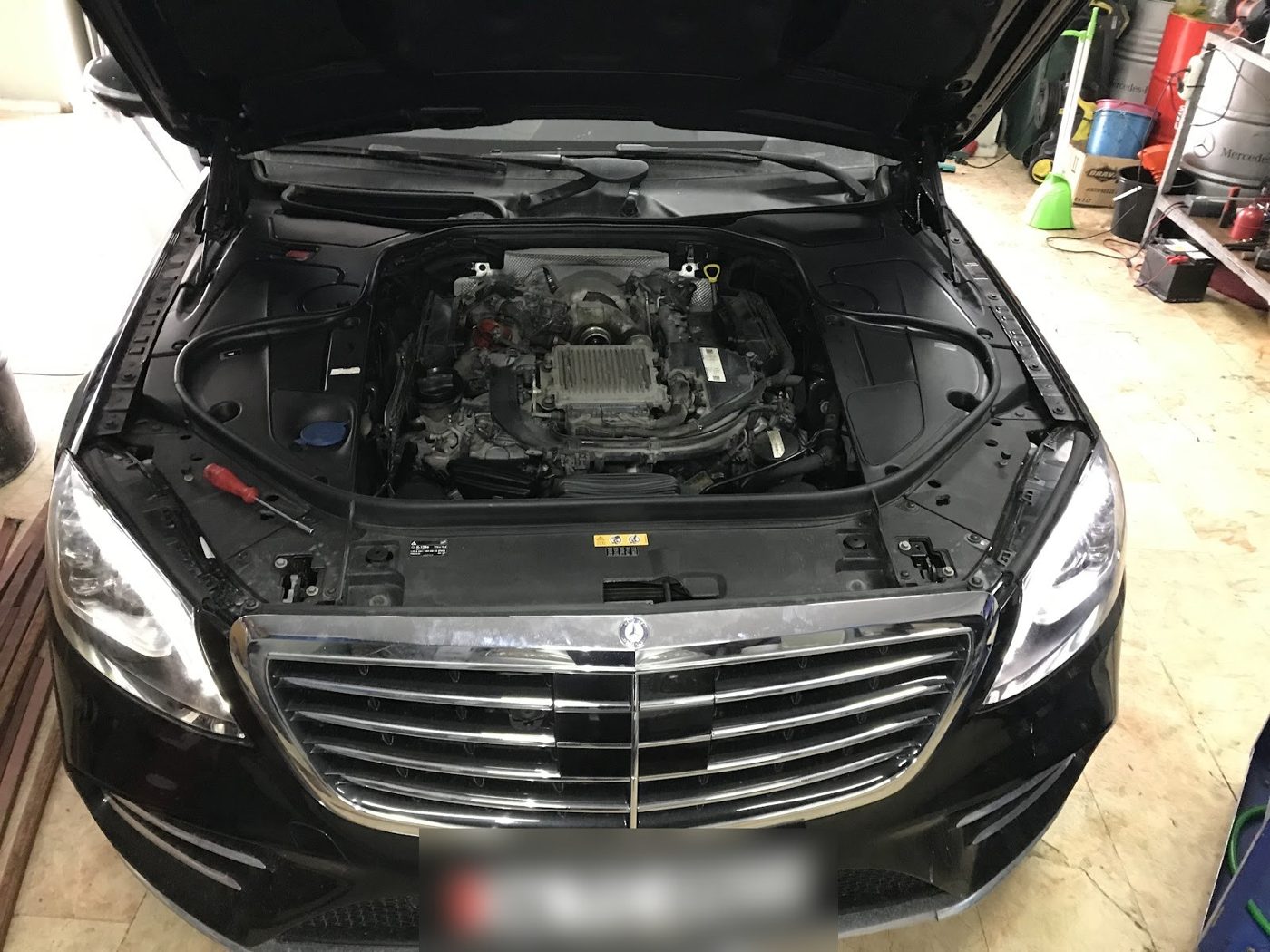 Mercedes-Benz S-Serisi motor bakımı, kaput açık
