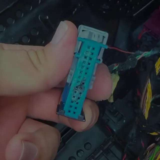 ATT Garaj'da Mercedes elektrik tesisatı kontrolü